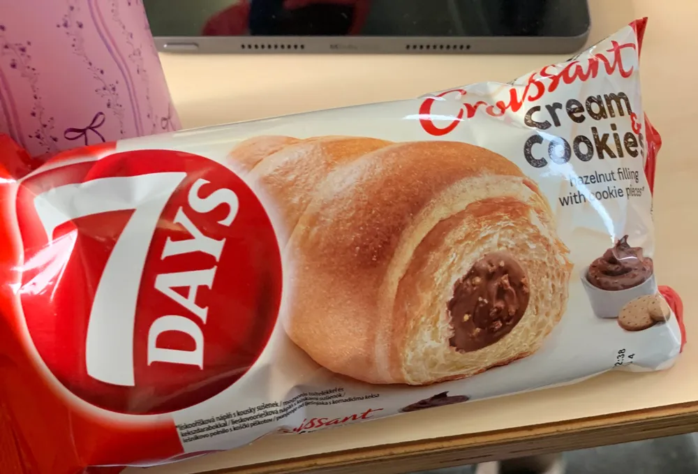 Croissant s příchutí lískooříškovou a kousky sušenek