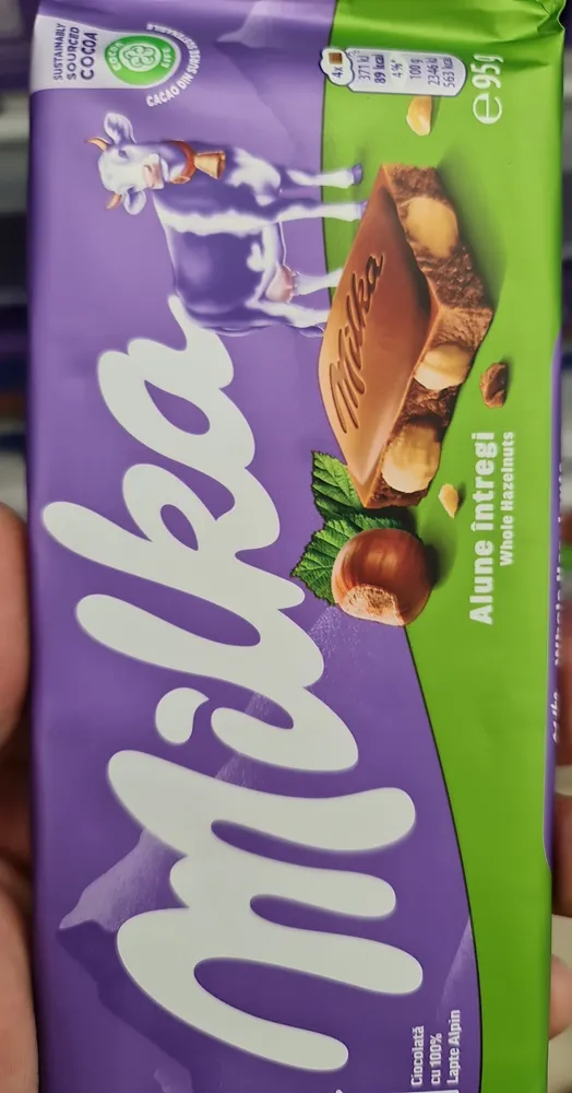 Ciocolată cu lapte și alune întregi