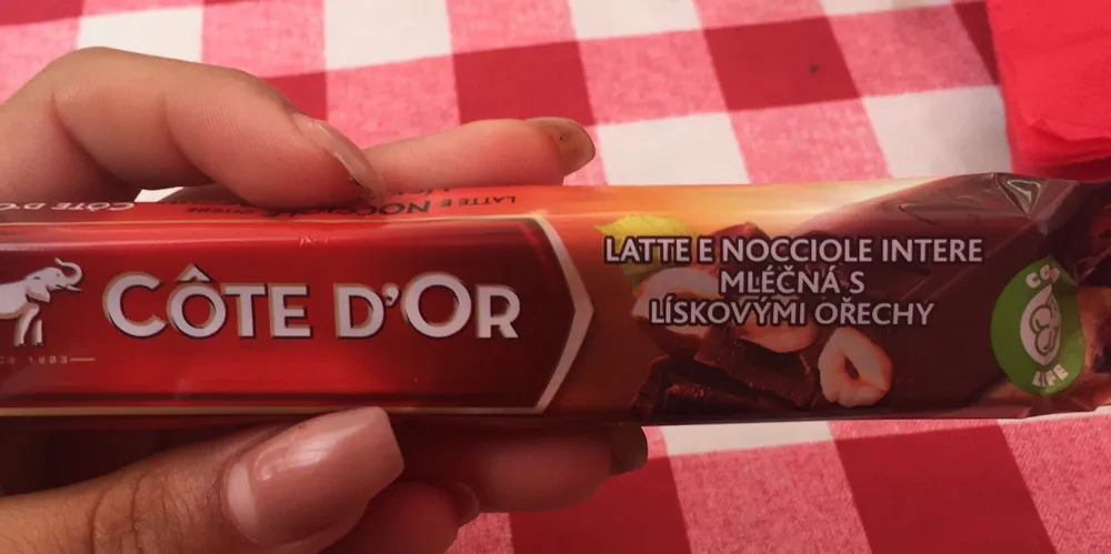 Latte e nocciole intere
