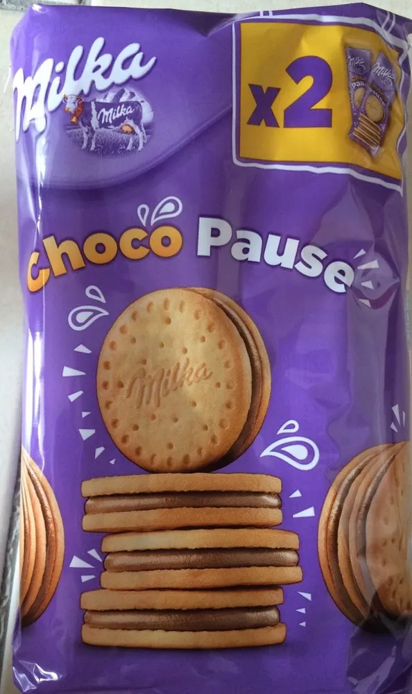 Biscuit avec un fourrage au chocolat au lait du pays alpin