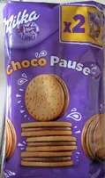 Biscuit avec un fourrage au chocolat au lait du pays alpin