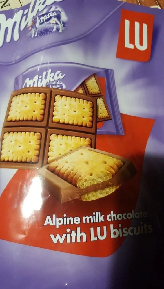 Chocolat au lait surmonté de biscuits