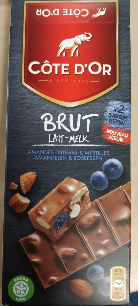 Chocolat au lait aux myrtilles confites et aux amandes
