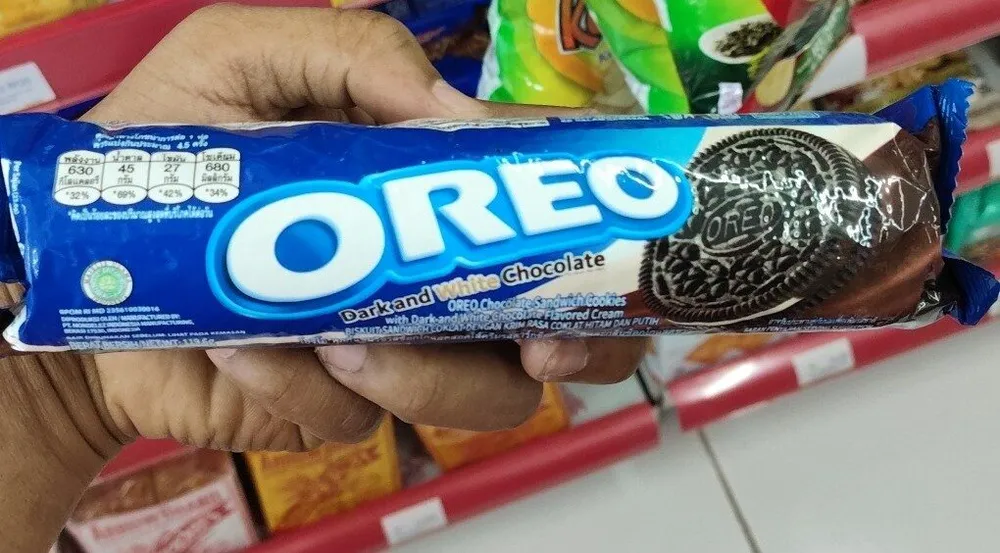 Oreo Dark and White Chocolate Flavoured Cream Sandwich Cookies