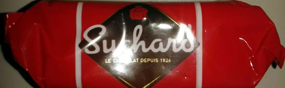 Chocolat au lait recouvert d'éclats de noisettes fourré au praliné noisettes