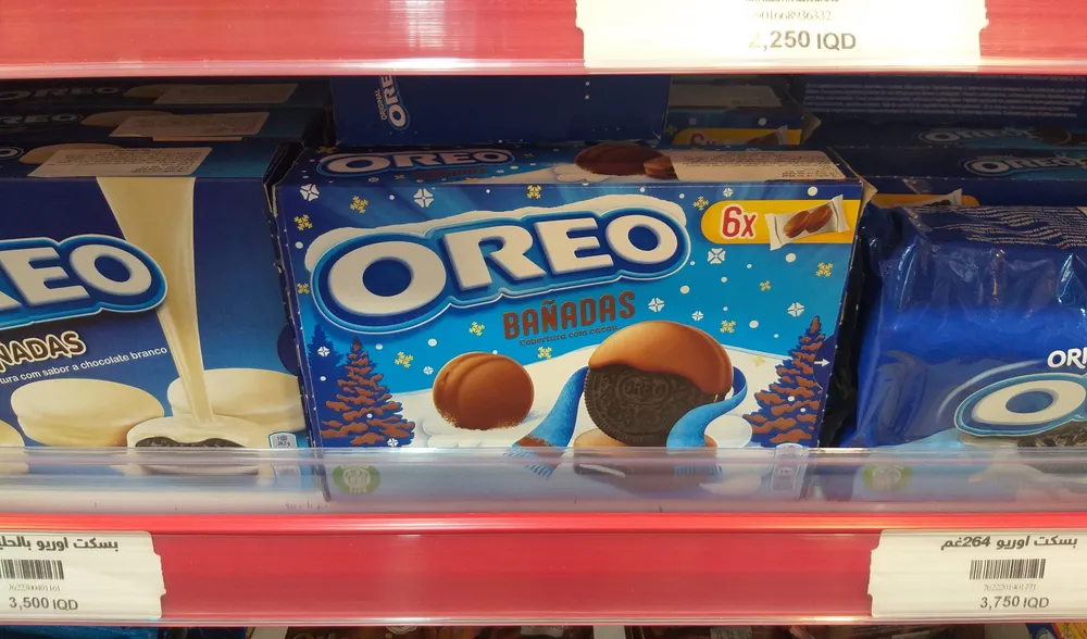 Galletas de chocolate rellenas de crema bañadas