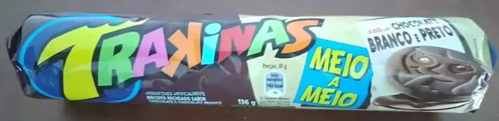 Biscoito recheado sabor chocolate e chocolate branco