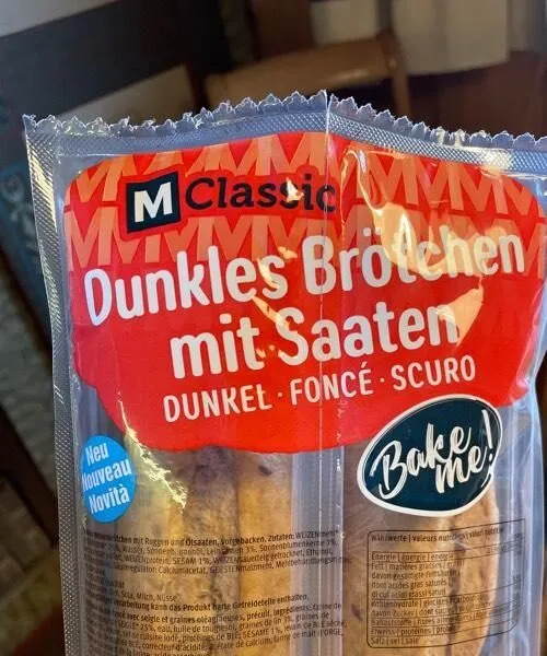 Dunkles Brötchen