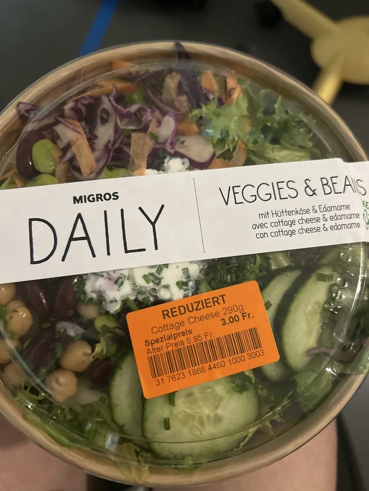 Mischsalat mit Gemüse und Hüttenkäse