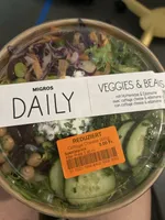 Mischsalat mit Gemüse und Hüttenkäse