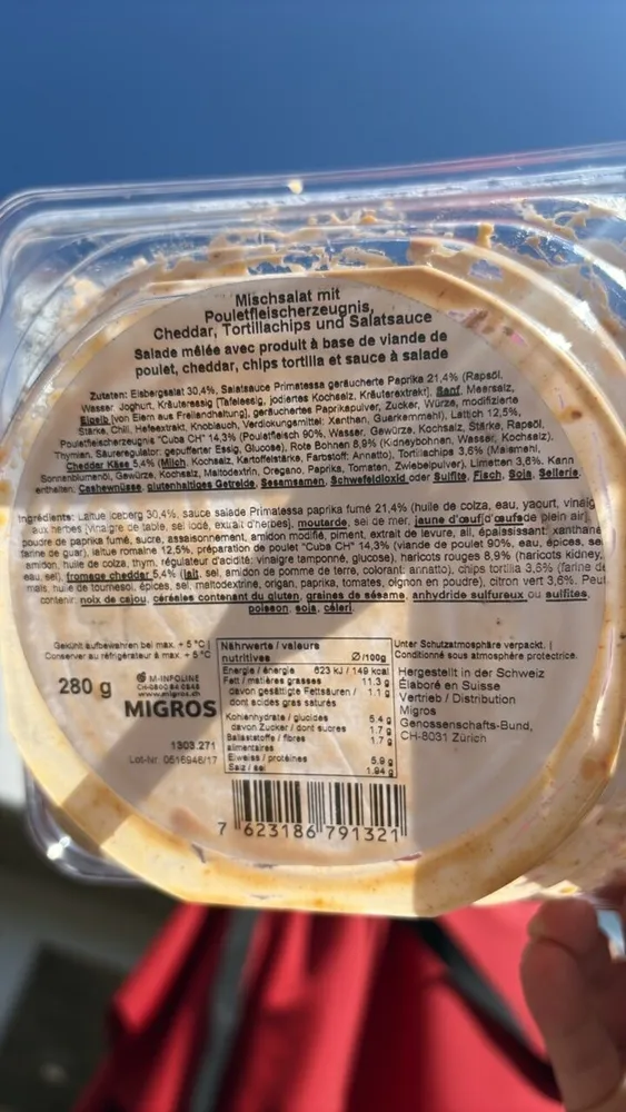 Mischsalat mit Pouletfleischerzeugnis, Cheddar, Tortillachips und Salatsauce