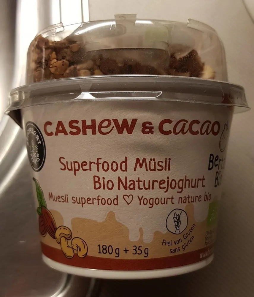 Cashew and cacao super food muesli