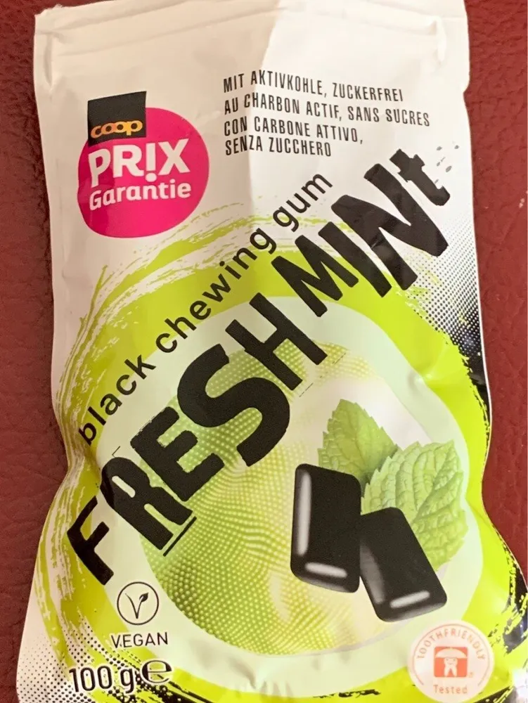 Black chewing gum Freshmint