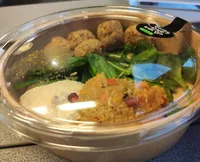 Kürbis-quinoasalat mit falafel und hummus