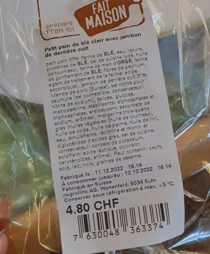 Petit pain au jambon
