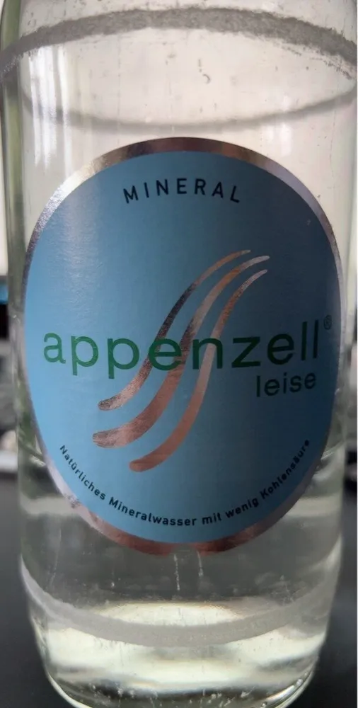 natürliches mineralwasser mit wenig kohlensäure