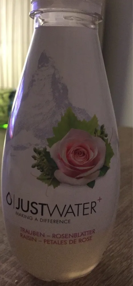 Eau rafraichissante avec du jus de raisin et arome naturel