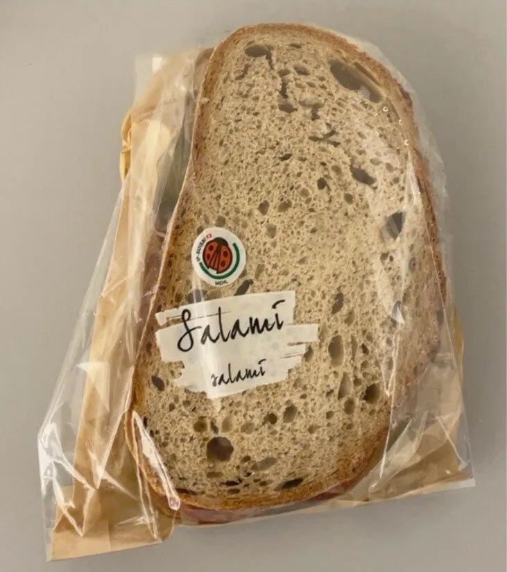 Huusbrot mit Salami und Cornichons