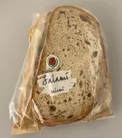 Huusbrot mit Salami und Cornichons