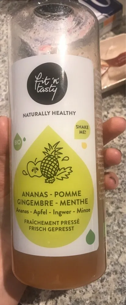 Jus fraichement presse ananas-pomme-gingembre-menthe