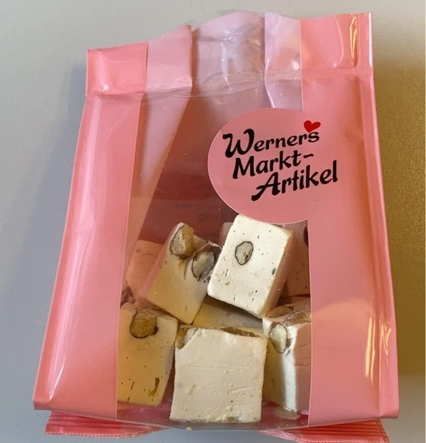 Nougatwürfel mit Mandeln