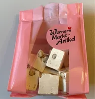 Nougatwürfel mit Mandeln