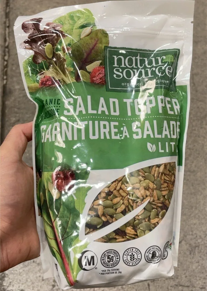Salad topper