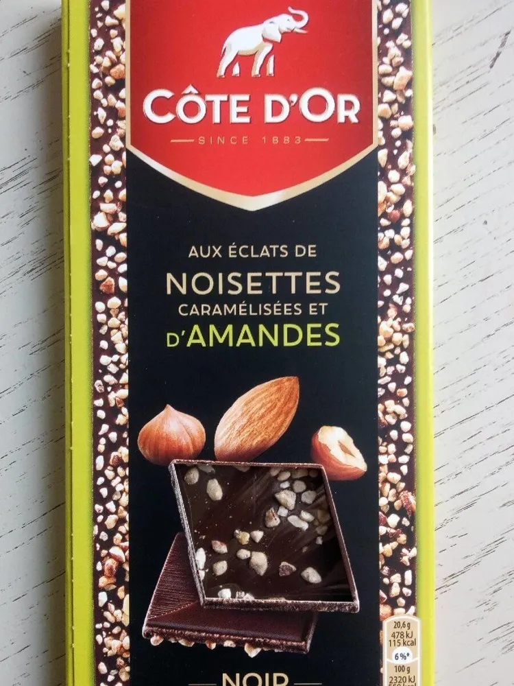 Aux éclats de noisettes caramélisées et d'amandes