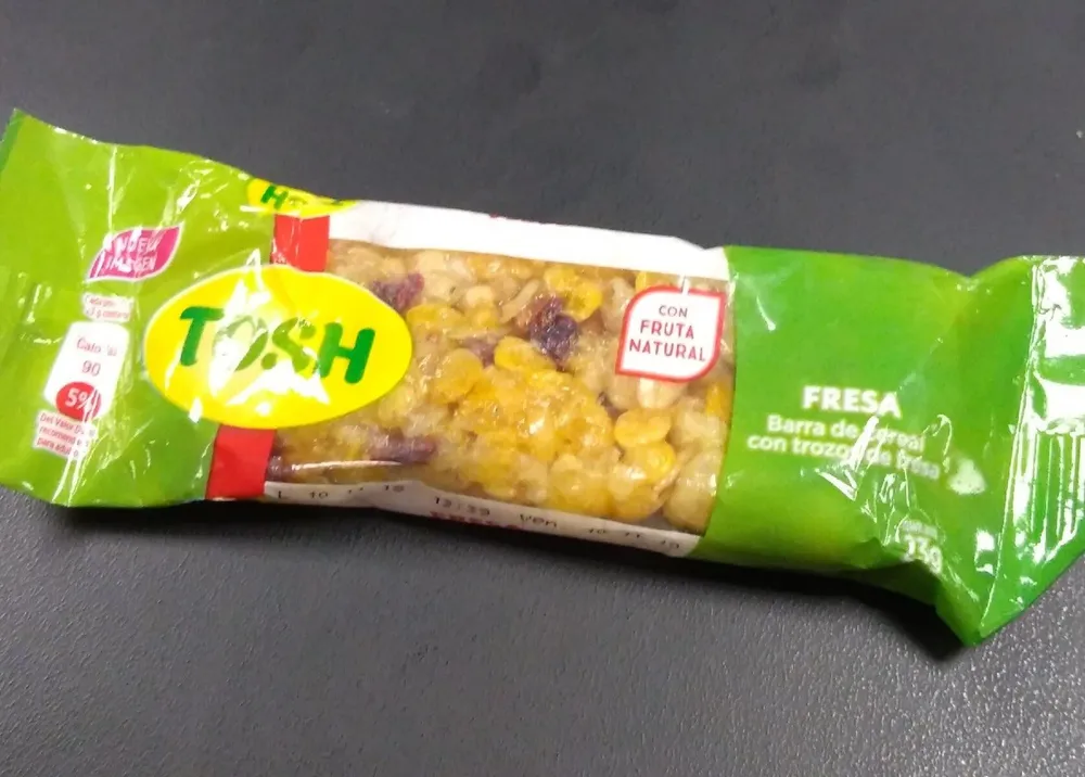 Barra de cereal con trozos de fresa