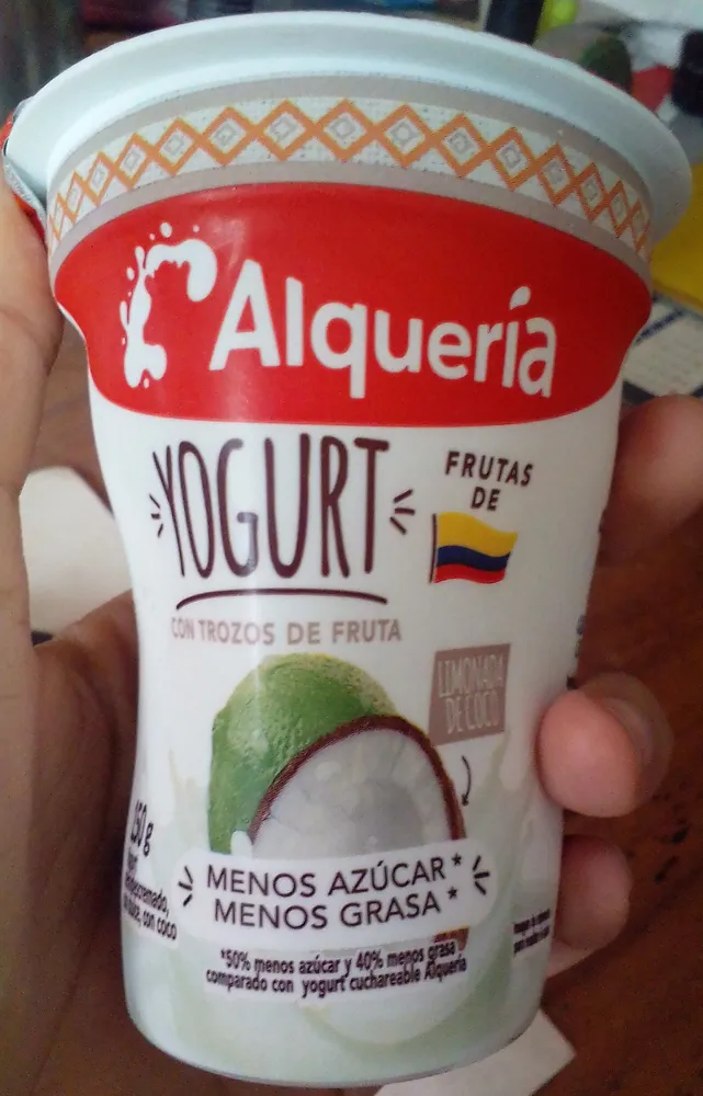 Yogurt Con Trozos de Fruta Limonada de Coco