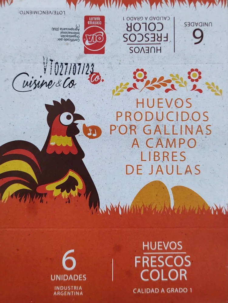 Huevos frescos color gallinas a campo libre de jaulas