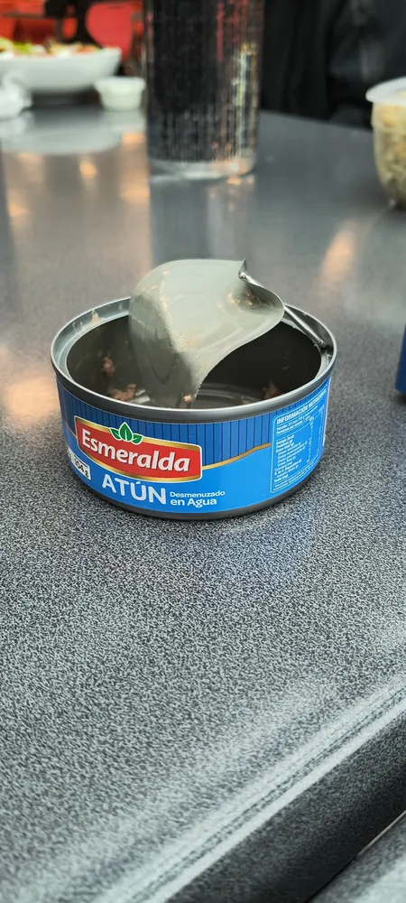 Atun desmenuzado en agua