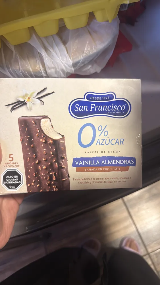 Paleta de Crema Vainilla Almendras Bañada en Chocolate 0% Azúcar