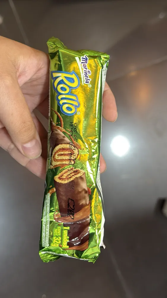 Rollo Bizcocho relleno con manjar de repostería cubierto con cobertura sabor chocolate