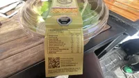 Ensalada a base pollo y aderezo césar