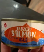 Trozos de salmón en agua