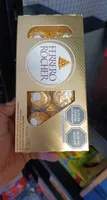 Bombones cubiertos con chocolate con leche y avellanas rellenos