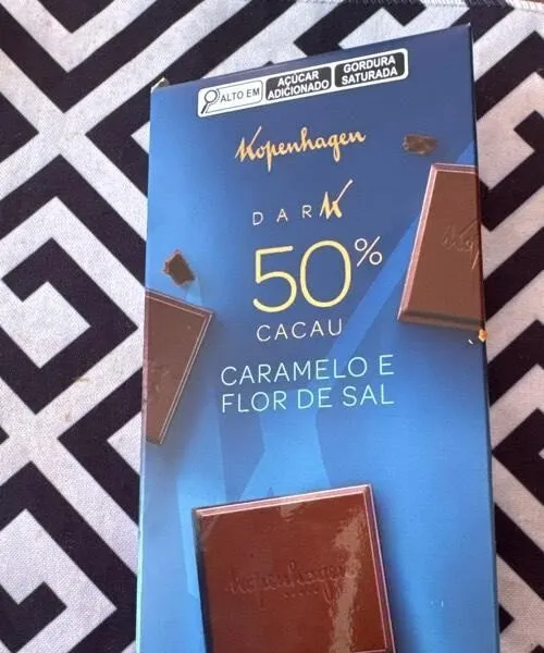 Chocolate amargo com caramelo crocante e flor de sal