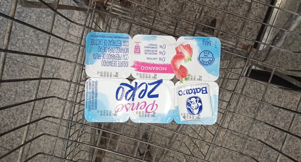 Iogurte Desnatado Morango Zero Lactose Batavo Pense Zero Bandeja 540g 6 Unidades