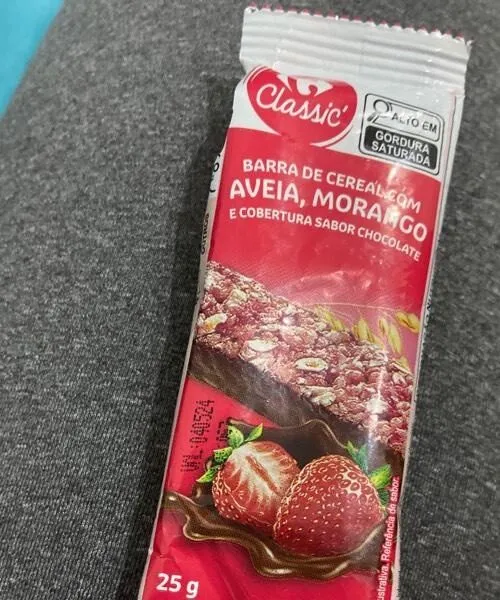 Barra cereal com aveia, morango e cobertura de chocolate