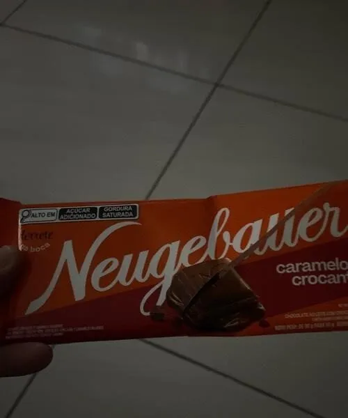 Chocolate ao leite com crocante de caramelo