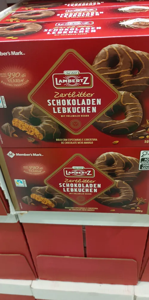 Bolo com especiarias e cobertura de chocolate