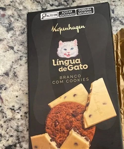 Língua de gato branco com cookies