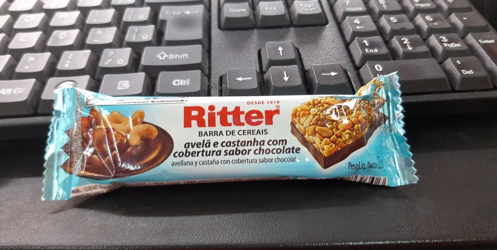 Barra de cereais de avelã e castanha com cobertura sabor chocolate