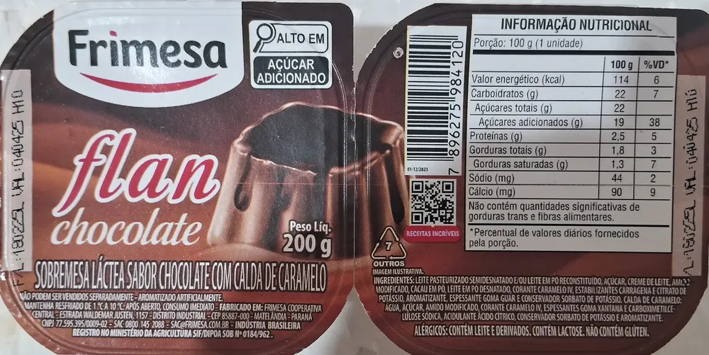 Sobremesa láctea sabor chocolate com calda de caramelo