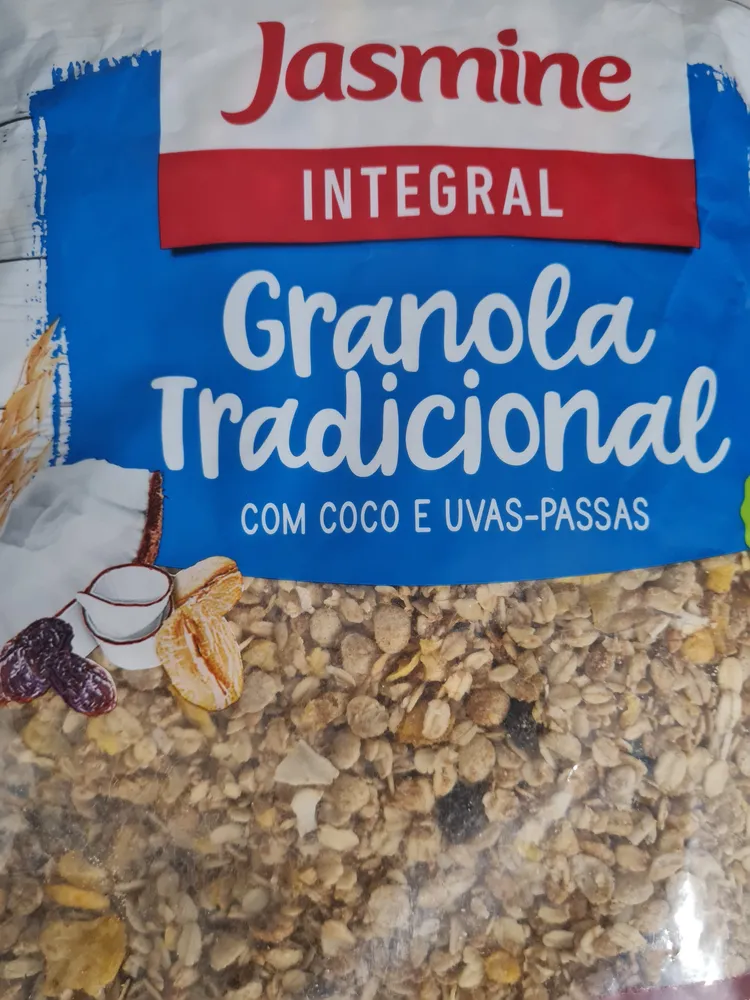 granola tradicional com coco e uvas-passas