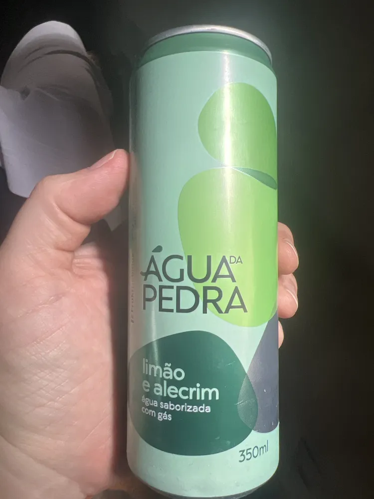 Água saborizada com gás limão e alecrim