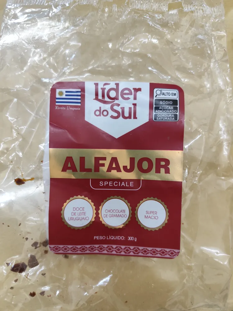 Alfajor recheado com doce de leite coberto com chocolate