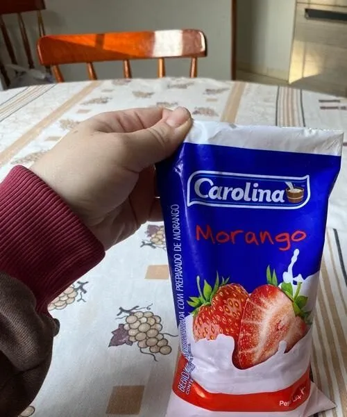 Bebida láctea fermentada com preparado de morango