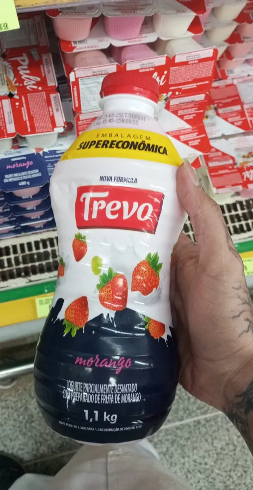 Iogurte parcialmente desnatado com preparo de fruta de morango